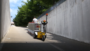 Alitrak OT-950 Tug navigating ramps with shopping trolleys